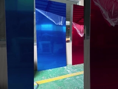 het paneel van de spiegelmuur